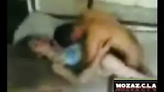عربية مثيرة تقدم رقصة ساخنة وتكشف فتحتها