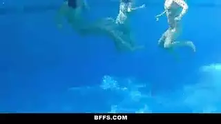 ثلاث فتيات يمارسن السحاق بالأصابع والمقص في حفلة منزلية