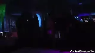 زوجة عاهرة جماعية مع قضيب أسود كبير في النادي