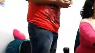 عاهرة الكاميرا المكتبية تمتع كسها المبلول بأصابعها بإثارة