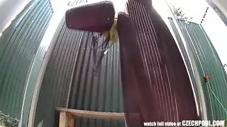 زوجت صاحبه تستحم ويدخل عليها ليضع الشامبو