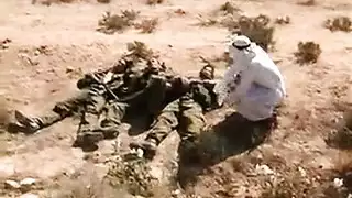 جندي يتخطى فحص السلاح لينيك مهبلين مبللين