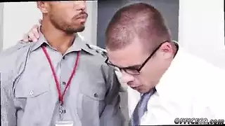 اللعب بقضيب صديقه النائم حتى يستيقظ ويطلب ممارسة جنس شرجي