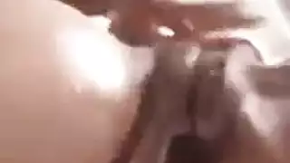قذف فردي: إصبع فرجها الرطب حتى الانفجار