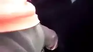 يمد يده ويحك كسه وهيه ترفض