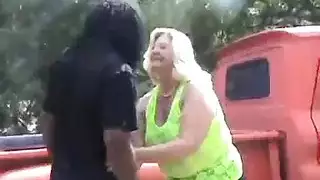 الفحل الأسود يبلع عميقاً قضيب رجل عاجز مقيد صلب كالصخر