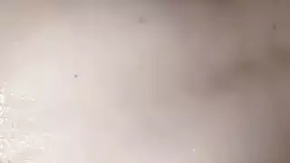 فحل عربي يثقب طيز عذراء بيضاء بقوة