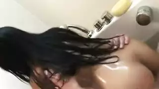 آسيوية صغيرة تحصل على قذف داخلي في الحمام إباحي عنيف