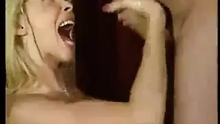 تقلبات مزاج milf الشقراء الساخنة تؤدي إلى جنس زوجي صريح