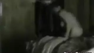صبيين تناديهم ناضجة مسنة لمساعدتها في العمل في منزل فينيكانها