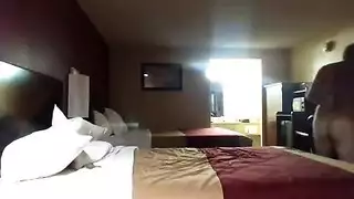 نيكي فوكس في علاقة جنسية ثلاثية مع مجموعة