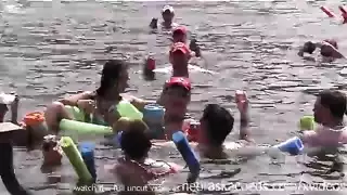 خنثى ذات قضيب كبير تمص قضيباً صلباً بينما يُملأ فرجها
