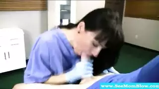 فتاة ممتلئة تكافح مع قضيب ضخم صلب في فمها
