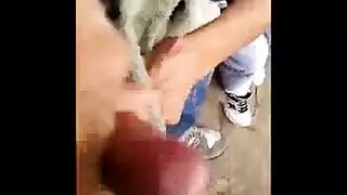 جنس ثلاثي على الشاطئ: فيرا كوين وصديقتها تمتلئ مهبلهما بالحيوانات المنوية