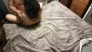 نيك تصرخ بصوت عالي جدا من رجلين