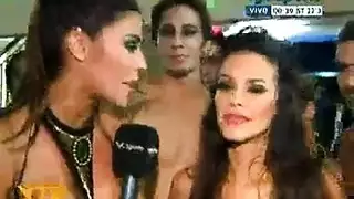 فتاتان يشعران جيدًا جدًا عندما يواجهان هذا النوع من الجنس