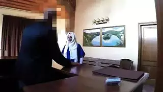 فتاة فاتنة تقدم له جنس شرجي عنيف