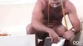 ترتدي للإثارة، تخلع من أجل عضوه الغليظ