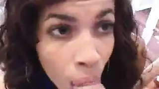 تساعد ابنها في القزف
