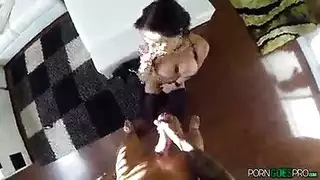 تظهر أثدائها المثقوبة وفرجها الضيق للجماع