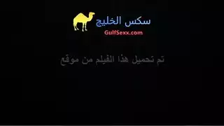 تغش في الورق بإظهار كسها المبلول