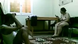 إباحية عربية: خادمة في علبة جماعية وتقذف