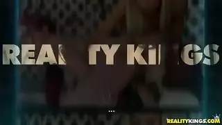 جلسة لحس فرج: نساء أكبر سناً وأصغر سناً