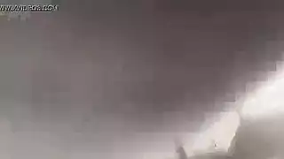 رومانية ممتلئة ميا ب تلمس نفسها وهي ترتدي رداءً مزهرًا