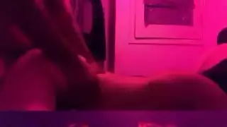 جميلة شرقية تأخذ قضيبًا غليظًا في حلقها