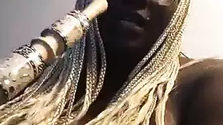 تسوق حتى الإرهاق: فتاة ساخنة مدخنة تُضاجع مرتدية الجوارب