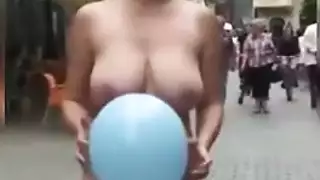 التعرّي من الثوب الأحمر إلى مص القضيب
