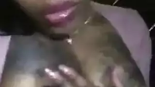 ثدي أسود ومؤخرة: حركة أم جنسية صريحة