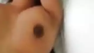 ام تجسس على ابنتها