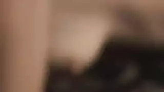 طفلة عمرها ثلاثة عشر عاما معجبة بصديق أخيها الأسمر وتحلم به كل يوم إلى ان صادفته نائم في سرير أخيها لوحده وأخوها ذهب لملاقاة صديقته في النادي وسوف يتأخر في العودة للبيت