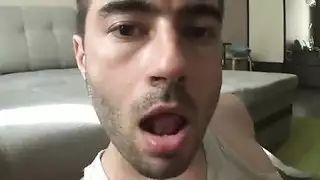 صديقها الجذاب يضربها بقوة أثناء ممارسة الجنس من الخلف