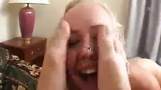 شقراء صغيرة تمص وتنتهي بوجه مليء بالسائل المنوي