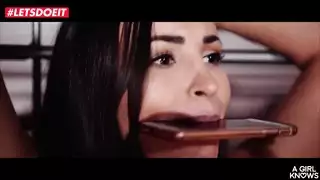 عاهرة مربوطة ذاتياً تنتظر خيالها السحاقي الإباحي
