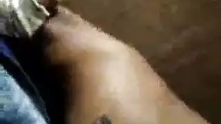 شهوة الشباب: كلبة الشاطئ تأخذ عدة أعضاء ذكرية