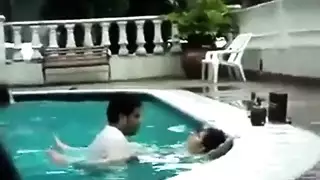 مراهقة صغيرة تأخذ قضيبًا ضخمًا