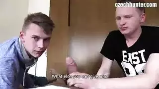 فحل ريفي يضرب كس ضيق في الحظيرة