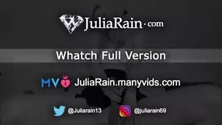 يساعد مهبلها المثير بقضيب صلب