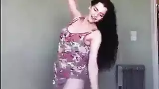 لاتيني فتاة غبية الثدي الصغيرة