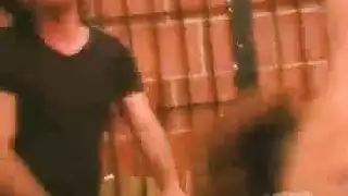 امرأة سمراء مع أفكار قذرة في عقلها تمتص قضيبًا أسودًا كبيرًا بعد الحصول على تدليك