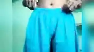 استمناء قاسي: فتاة عارية تدخل أصابعها بعمق في فرجها المبلل