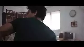 يتبادل اخوات