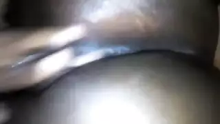 أشخاص ينبكون فتاة واحدة