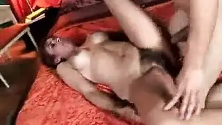 عاهرة ساخنة تتوسل للقضيب