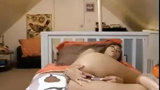 بنت بيضاء ممحونة تداعب اخيها