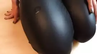 شقراء مثيرة تأخذ تأديب بالإصبع القاسي واللعب الشرجي