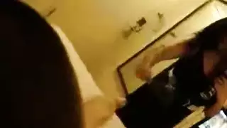 رجلان يضاجعان شقراء عابرة مثيرة في مشهد إباحي صريح